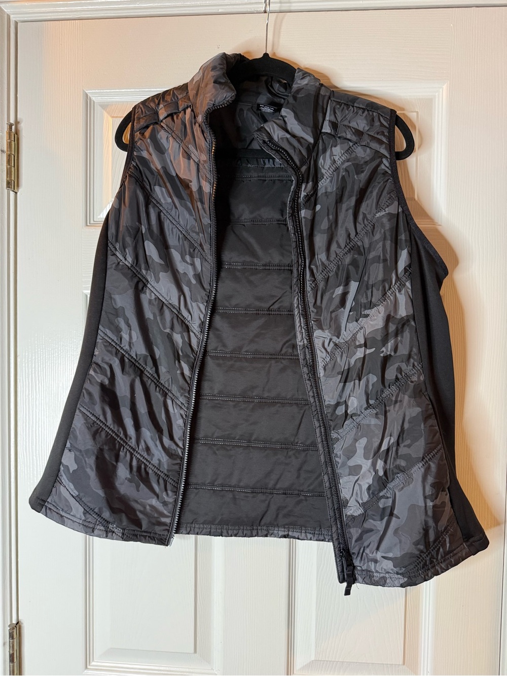 Avia Women's Black & Gray Camo Quilted Vest